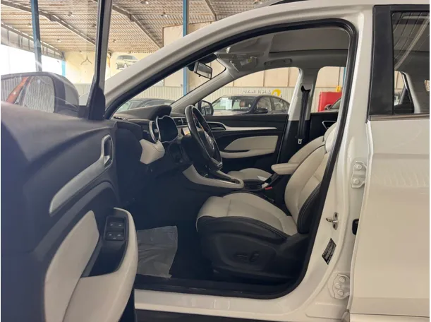 Car image 9