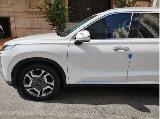 Car image 9
