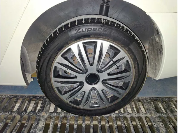 Car image 9