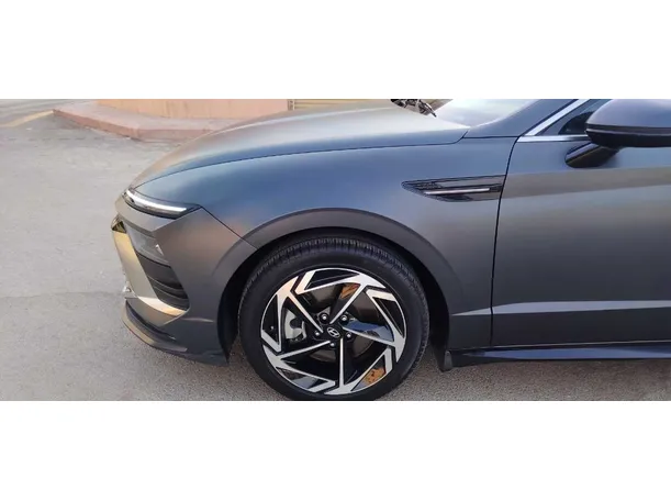 Car image 10
