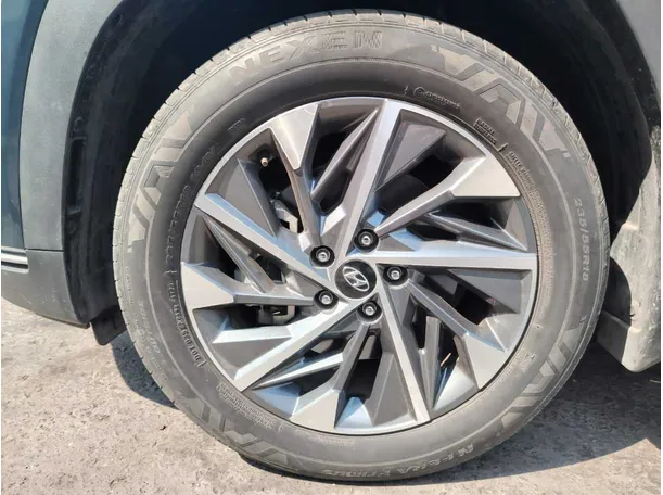 Car image 10