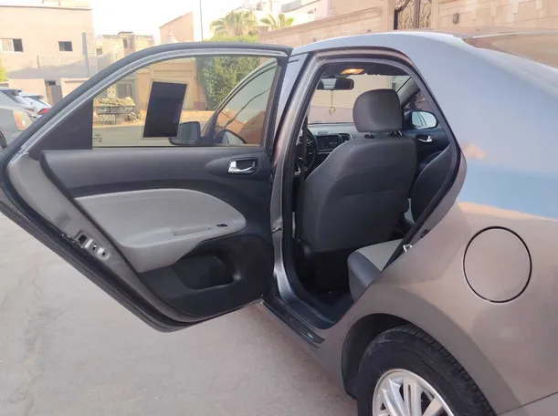 Car image 13