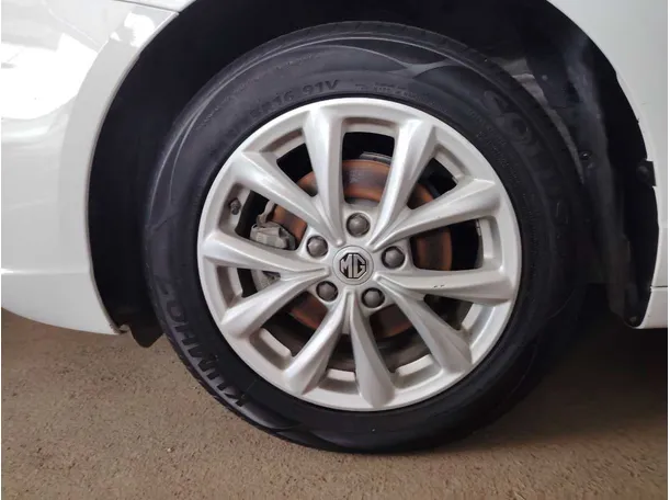 Car image 10