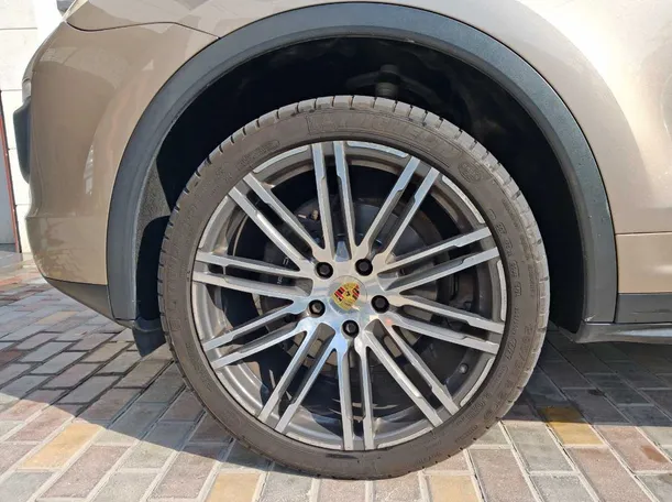 Car image 9