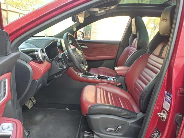Car image 12