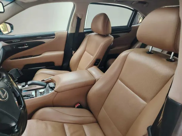 Car image 14