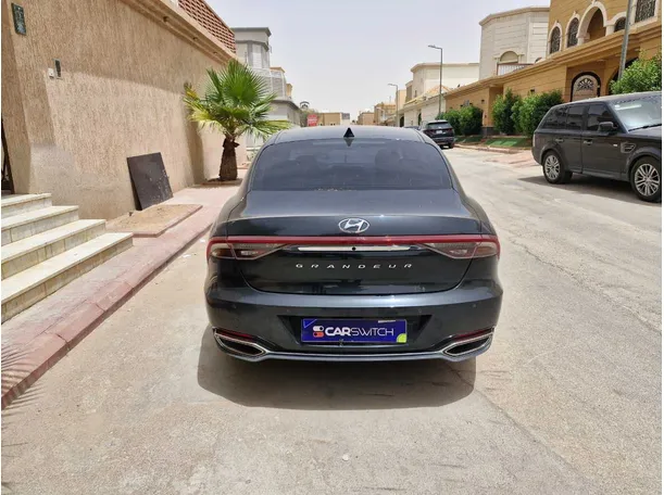 Car image 6