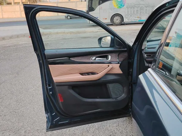 Car image 13