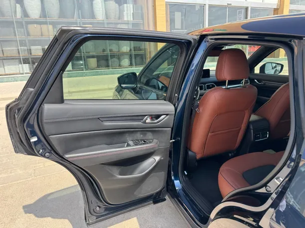 Car image 12