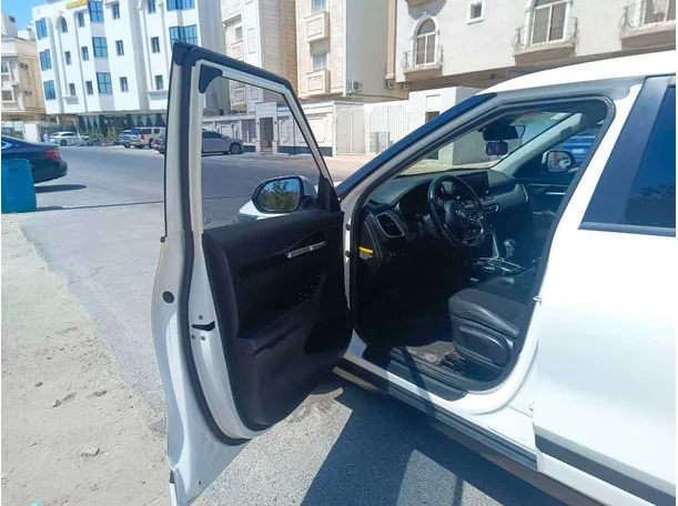 Car image 12