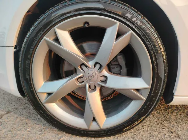 Car image 12