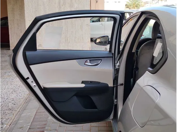 Car image 14