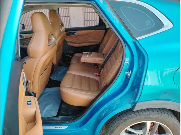 Car image 14