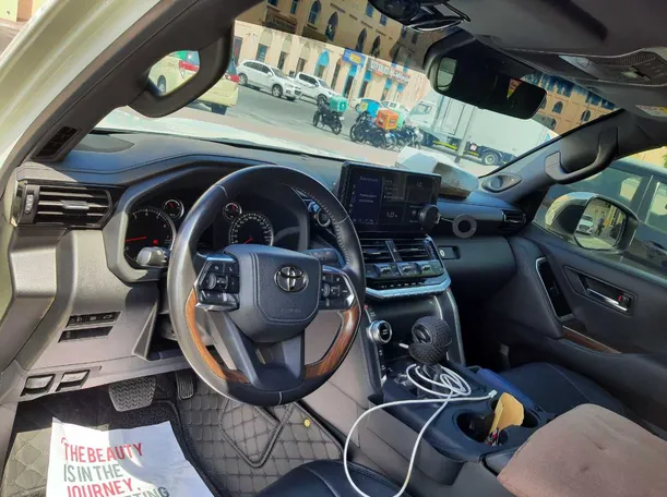 Car image 11