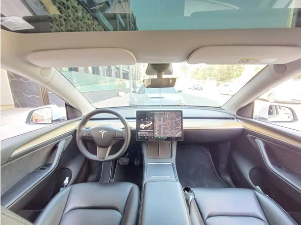 Car image 14