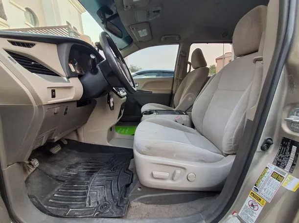 Car image 12