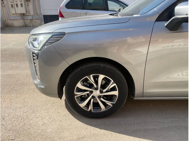Car image 9