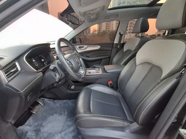 Car image 12