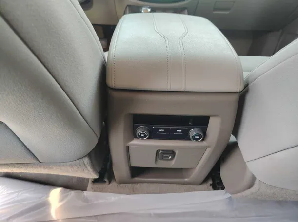 Car image 40