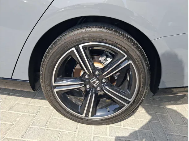 Car image 9