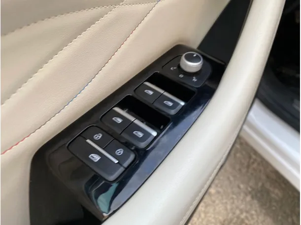 Car image 27