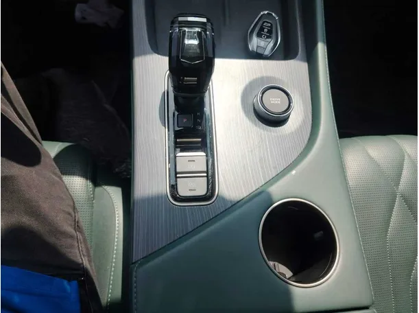 Car image 25