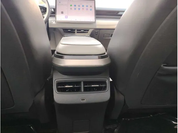 Car image 32