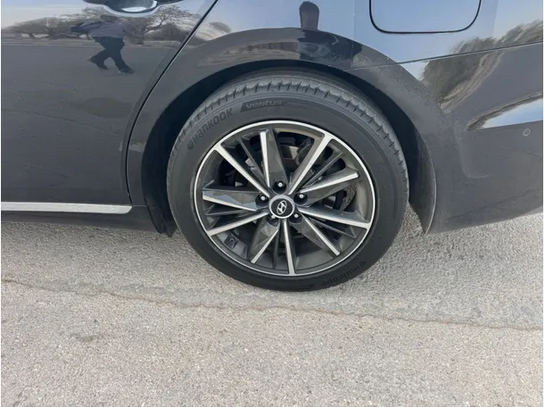Car image 9