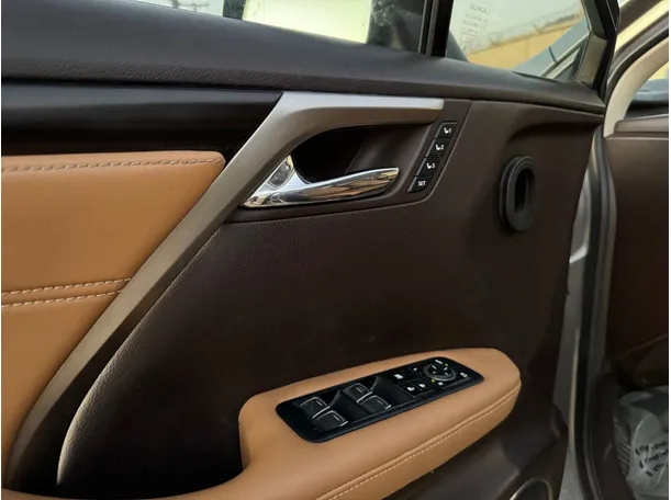 Car image 25