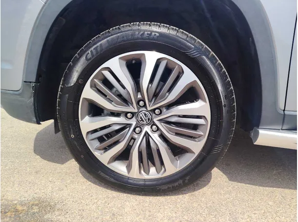Car image 10