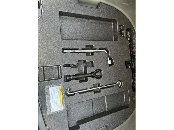 Car image 25