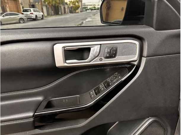 Car image 33