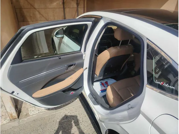 Car image 15