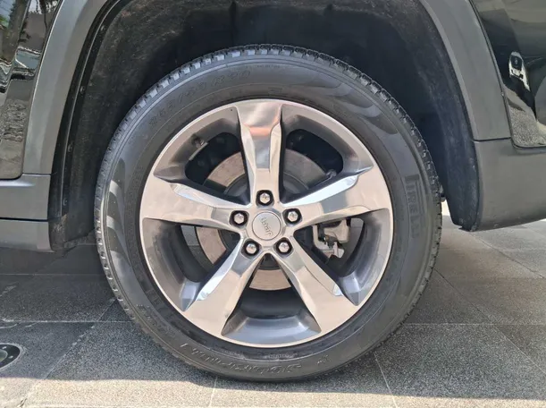 Car image 9