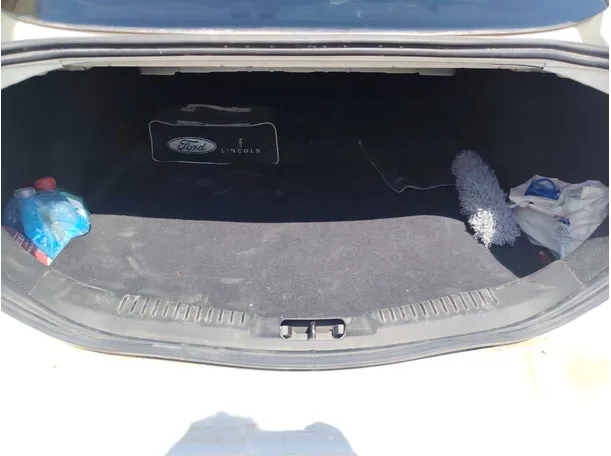Car image 26