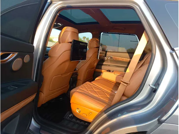 Car image 18