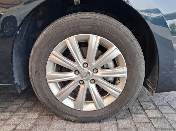 Car image 9