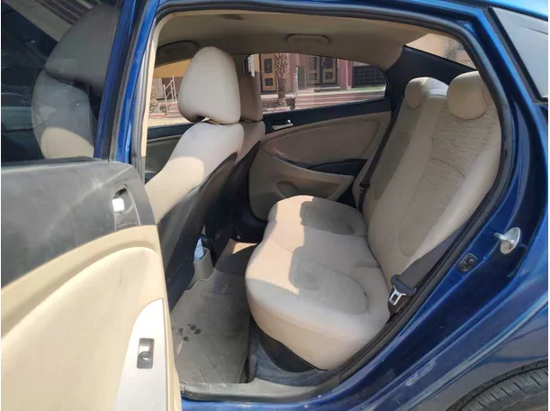 Car image 15