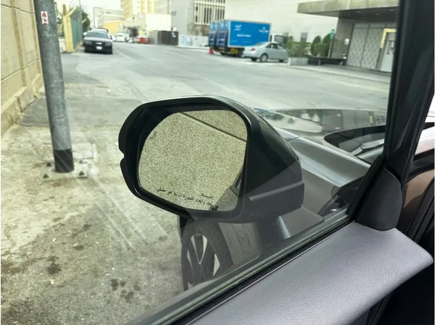 Car image 25