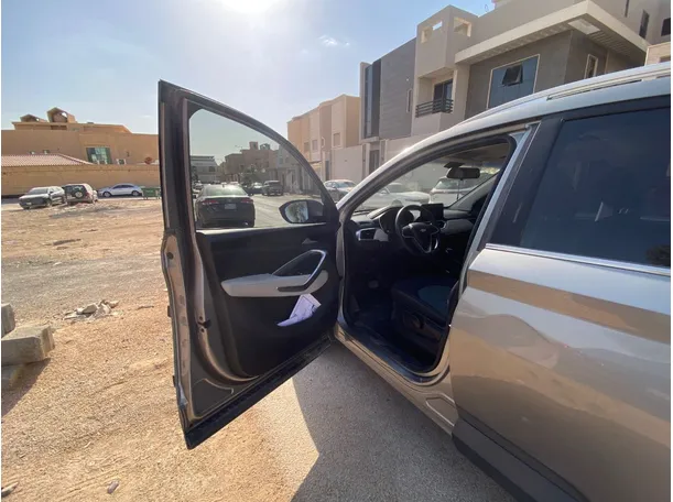 Car image 10