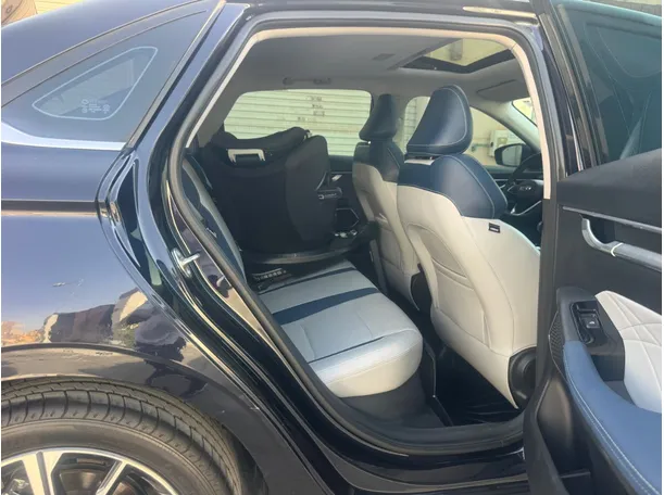 Car image 13