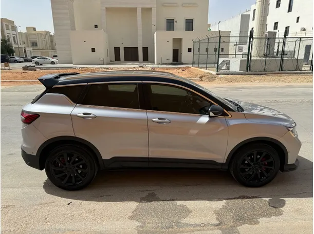 Car image 4