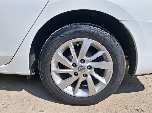 Car image 9