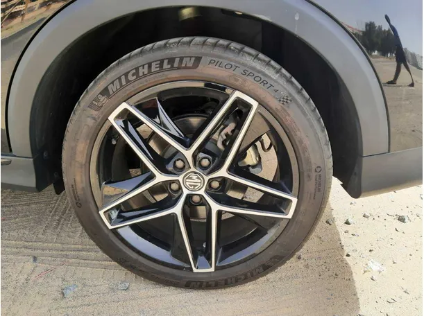 Car image 9