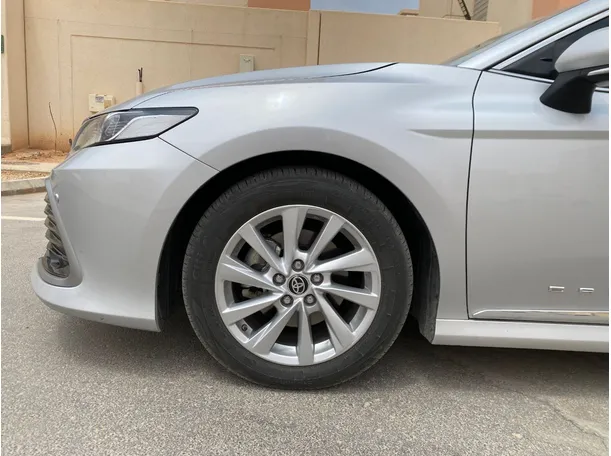 Car image 9