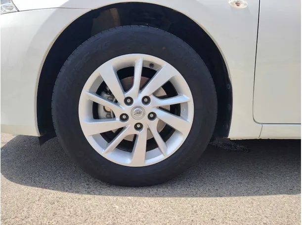 Car image 9