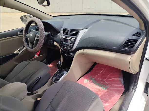 Car image 14