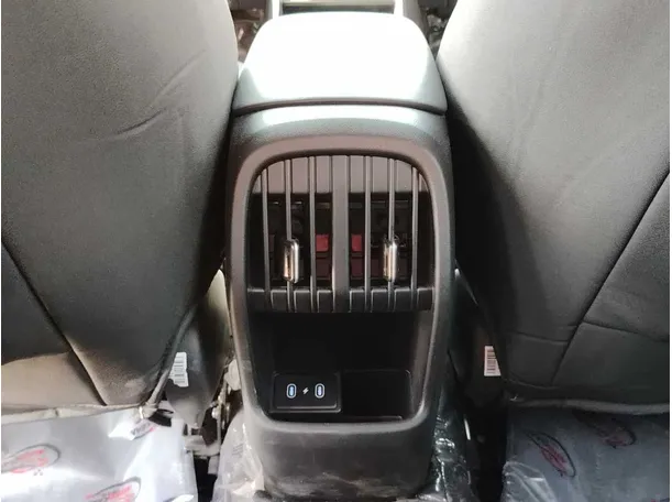 Car image 29