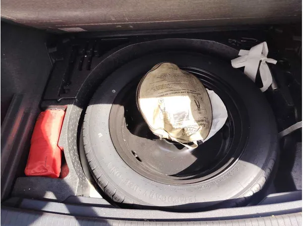 Car image 32