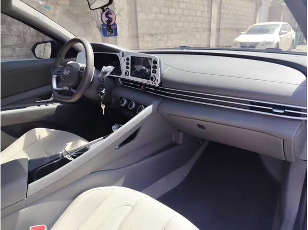 Car image 14